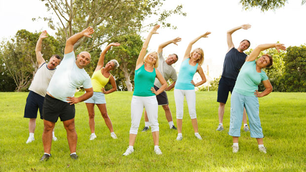 Chăm sóc sức khỏe bằng cách tập thể dục ngoài trời để hít thở không khí trong lành.