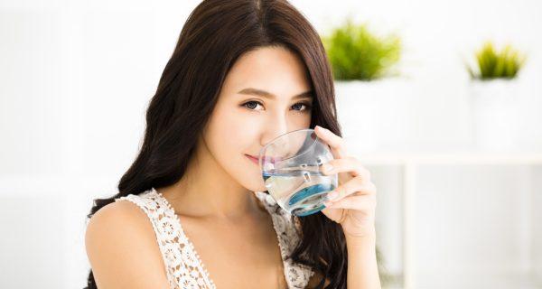 uống nước khiến cho cơ thể bài tiết các chất bẩn, khí huyết lưu thông dễ dàng, sức khỏe sẽ được cải thiện.
